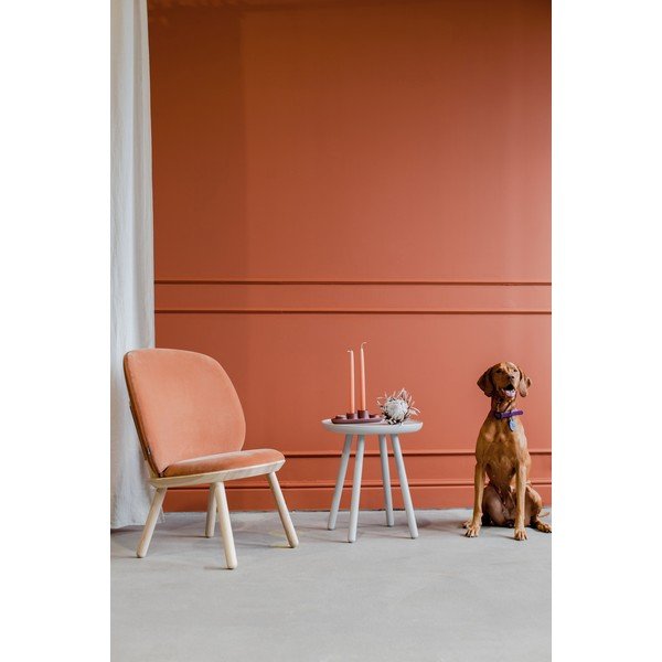 Terakota oranžen žameten fotelj s strukturo iz jesenovega lesa in usnjenimi detajli EMKO Naïve-image-1