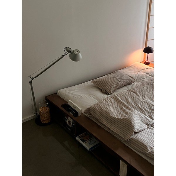 Rjava zakonska postelja iz borovega lesa z letvenim dnom 180x200 cm Ziggy - Karup Design-image-1