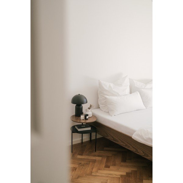 Zakonska postelja iz iverne plošče v orehovem dekorju brez vzglavja z letvenim dnom 160x200 cm v temni naravni barvi Streiko – noo.ma-image-1