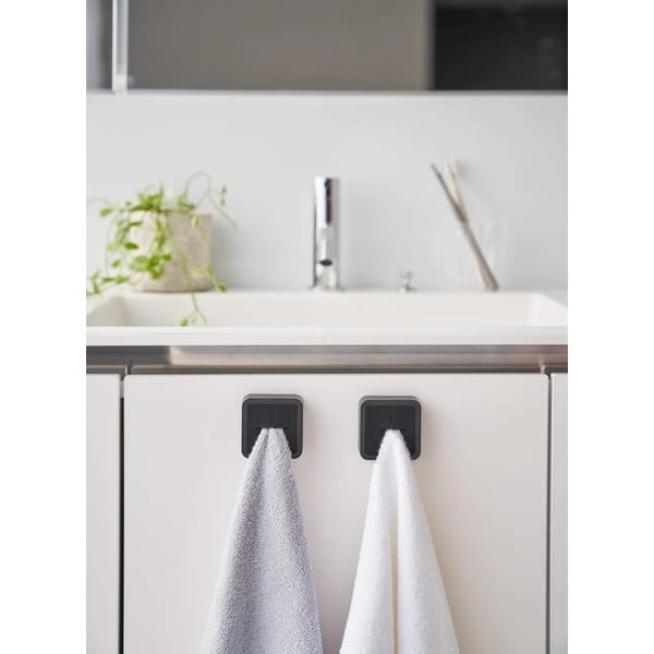 Črno plastično držalo za kuhinjske krpe z namestitvijo brez vrtanja Film Hook – YAMAZAKI-image-1
