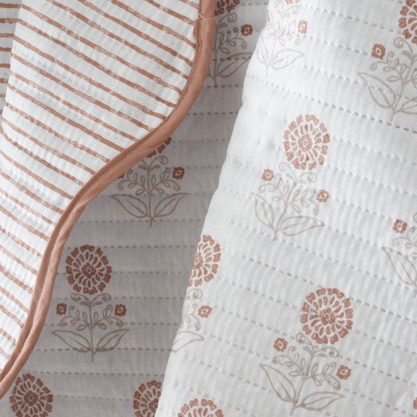 Belo prešito pregrinjalo 220x230 cm Woodblock Floral – Pineapple Elephant-image-2