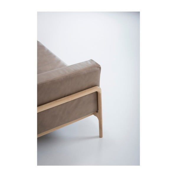 Svetlo rjav usnjen kavč z masivno hrastovo konstrukcijo Gazzda Fawn, 240 cm-image-3