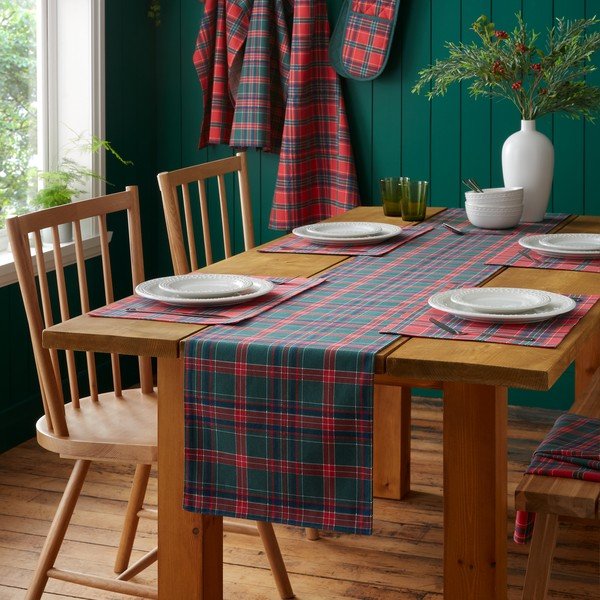 Bombažen namizni tekač z božičnim motivom 220x32 cm Christmas Tartan Check – Catherine Lansfield-image-2