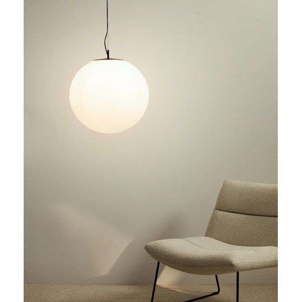 Bela/črna kovinska viseča svetilka s steklenim senčilom ø 50 cm Brisia – Kave Home-image-1