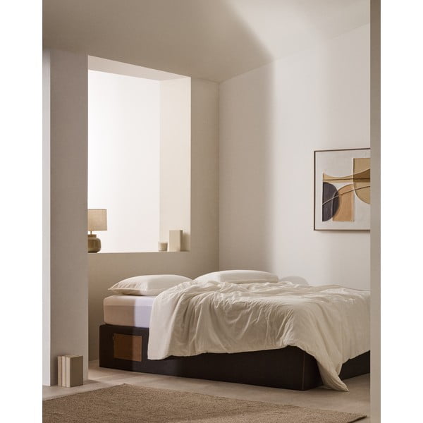 Črna oblazinjena zakonska postelja s prostorom za shranjevanje/brez vzglavja 140x190 cm Matters – Kave Home-image-1