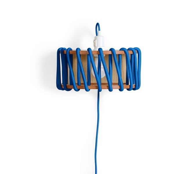 Modra stenska svetilka z leseno konstrukcijo EMKO Macaron, širina 30 cm