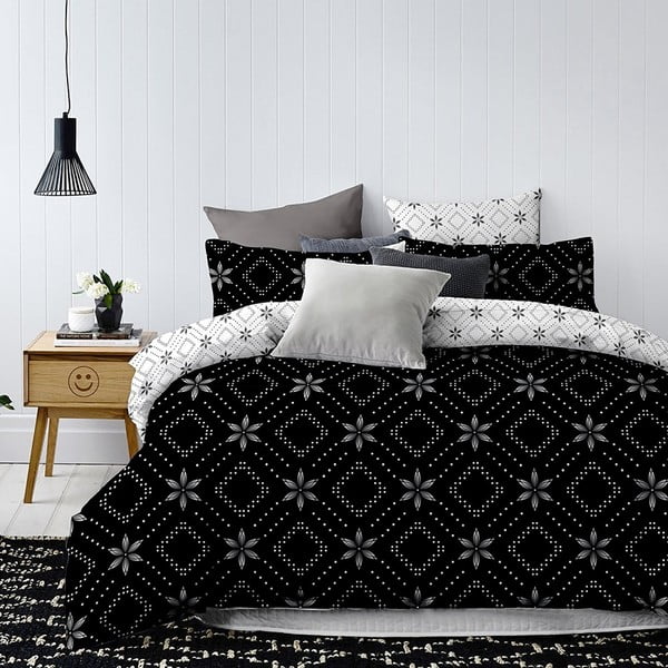 Črno-bela obojestranska posteljna rjuha iz mikrovlaken DecoKing Hypnosis Snowy Night, 200 x 140 cm