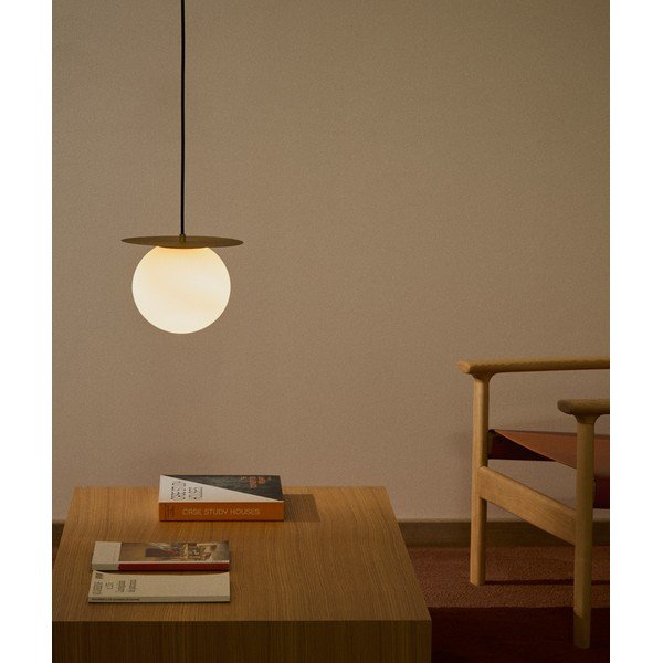 Bela/v zlati barvi kovinska viseča svetilka s steklenim senčilom ø 25 cm Brisia – Kave Home-image-1