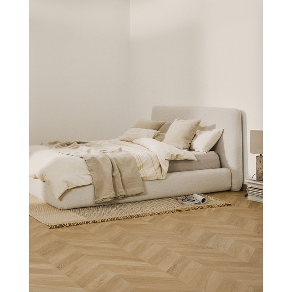 Bež oblazinjena zakonska postelja brez letvenega dna 180x200 cm Martina – Kave Home-image-1