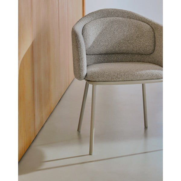 Sivo-bež oblazinjen jedilni stol z nasloni za roke Minda – Kave Home-image-2