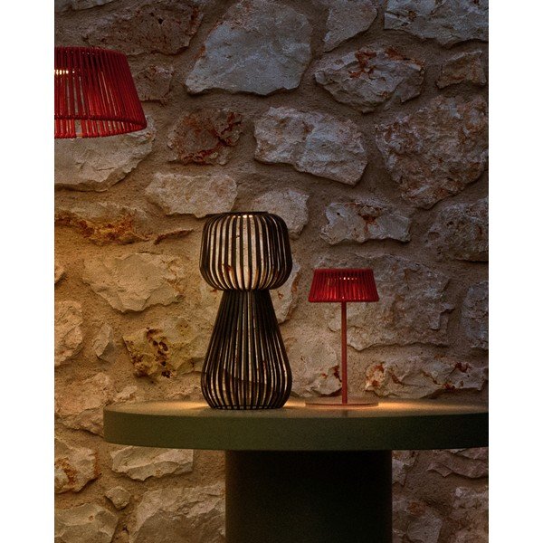 LED namizna zatemnitvena zunanja svetilka s solarnim panelom (višina 42 cm) Reiba – Kave Home-image-1