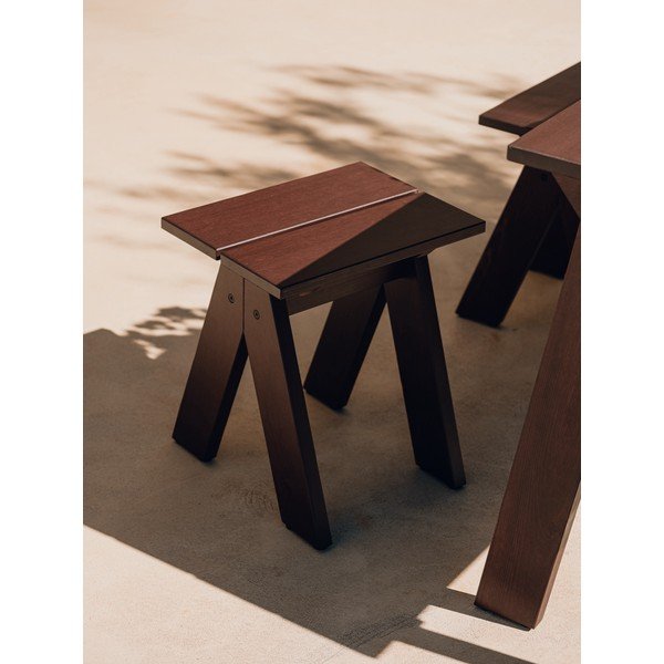 Temno rjav vrtni stol iz masivnega lesa Navo – noo.ma-image-1