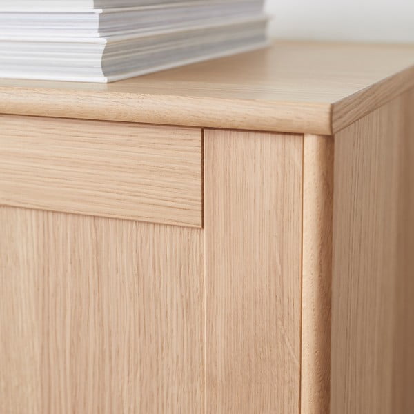 Komplet stenske vitrine z osvetlitvijo in komode iz hrastovega lesa 133x136 cm Mistral - Hammel Furniture-image-3