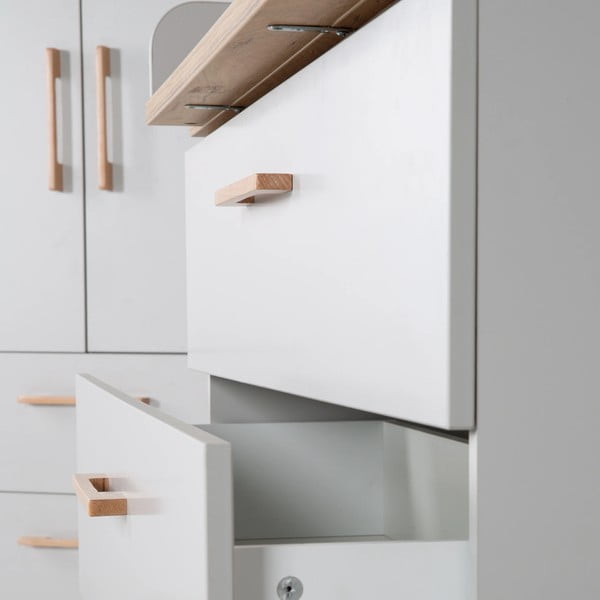 Svetlo siva nizka otroška komoda v hrastovem dekorju s previjalnim pultom 117x104 cm Caro – Roba-image-1