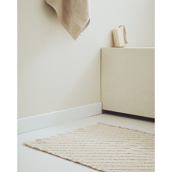 Bež kopalniška preproga 50x70 cm Janu – Kave Home-image-1