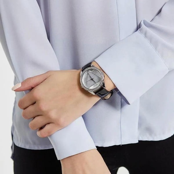 Ženska ura s črnim usnjenim pasom Guess W0884L3-image-1