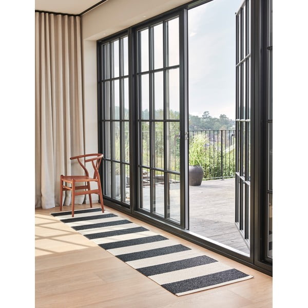 Črno-bela notranja in zunanja preproga 140x180 cm Bob Black Vanilla – Pappelina-image-1