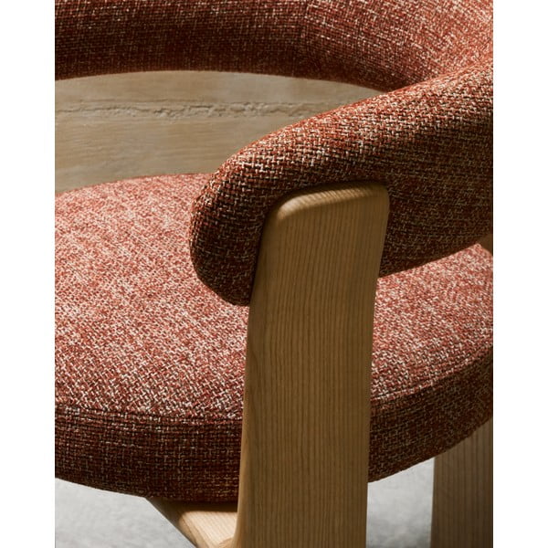 Jedilni stol z nasloni za roke iz masivnega jesena v naravni barvi/v barvi terakote Granite – Kave Home-image-3