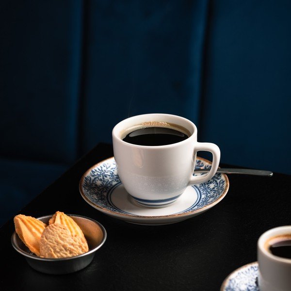 Bela/modra porcelanasta skodelica za kapučino 200 ml Azul – BonBistro-image-1