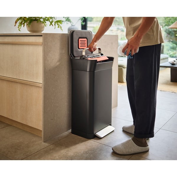 Črn jeklen koš za smeti s pedalom 30 l Titan – Joseph Joseph-image-3