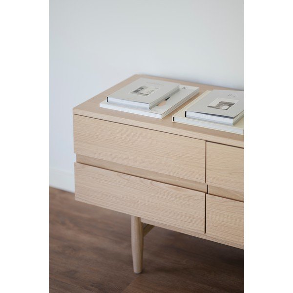 Nizka komoda v hrastovem dekorju v naravni barvi 160x75 cm Moresby – Rowico-image-4