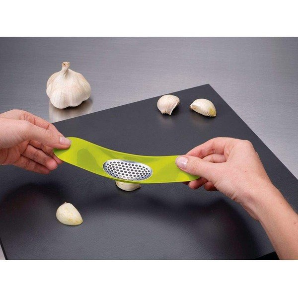 Zelen stiskalnik za česen Joseph Joseph Garlic Rocker-image-1