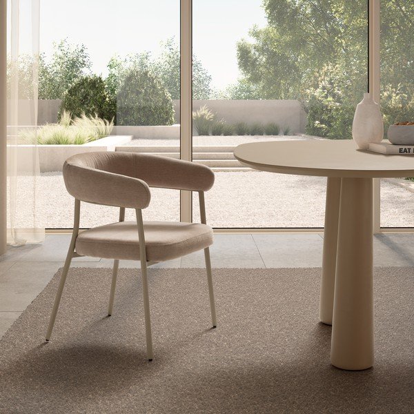 Bež oblazinjeni jedilni stoli v kompletu z nasloni za roke 2 ks Yuri – MOME-image-1