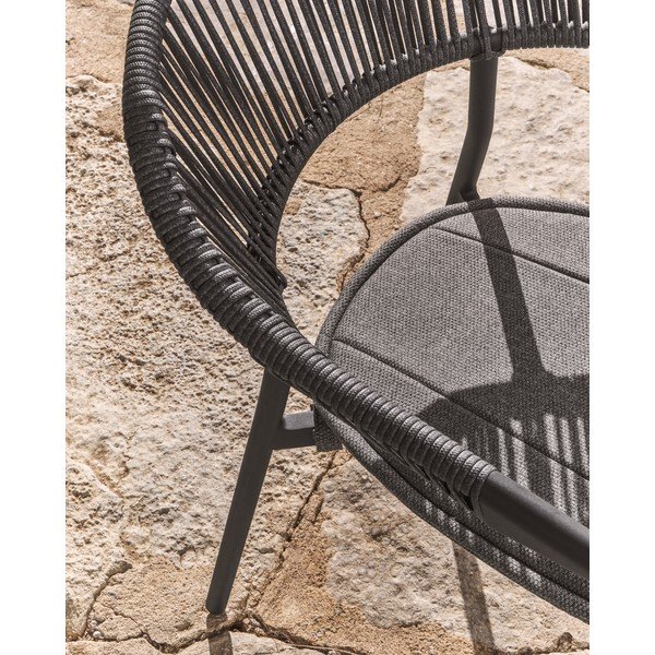 Temno siv oblazinjen vrtni stol Alimia – Kave Home-image-3