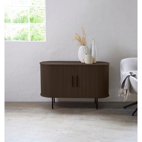 Rjava komoda v hrastovem dekorju z drsnimi vrati 120x76x45 cm Nola – Unique Furniture-image-1