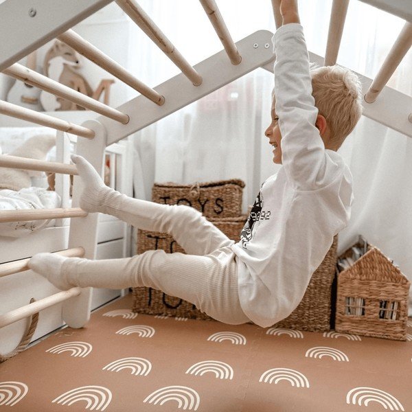 Siv piklerjev trikotnik iz masivnega bora 61x112x94 cm Montessori – Meowbaby-image-4