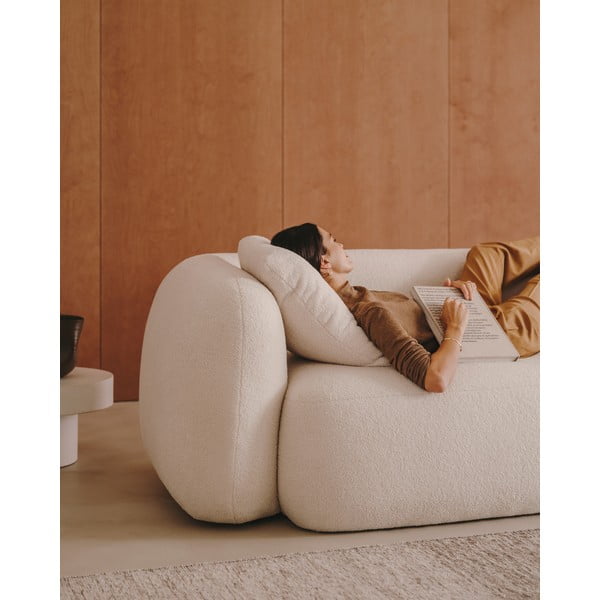 Kremno bela okrasna blazina za sedežno garnituro iz tkanine bouclé Martina – Kave Home-image-4