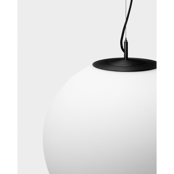 Bela/črna kovinska viseča svetilka s steklenim senčilom ø 50 cm Brisia – Kave Home-image-2