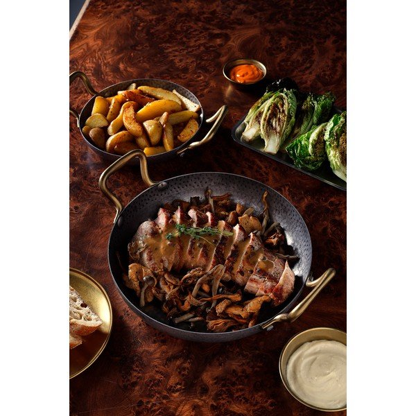 Servirni kovinski krožnik v srebrni barvi ø 24 cm Serve – BonBistro-image-1