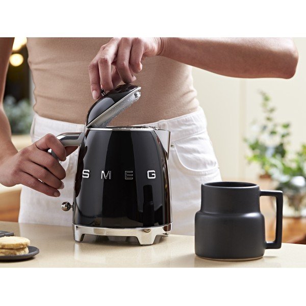 Črn grelnik vode iz nerjavečega jekla 800 ml Retro Style – SMEG-image-1
