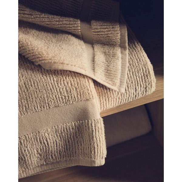 Bež frotirna bombažna brisača 30x50 cm Olvira – Kave Home-image-2