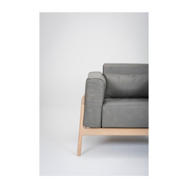 Fotelj iz temno sivega usnja z masivno hrastovo konstrukcijo Gazzda Fawn-image-2