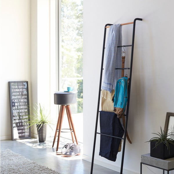 Črna dekorativna lestev z detajli iz bukovega lesa YAMAZAKI Tower Ladder-image-1