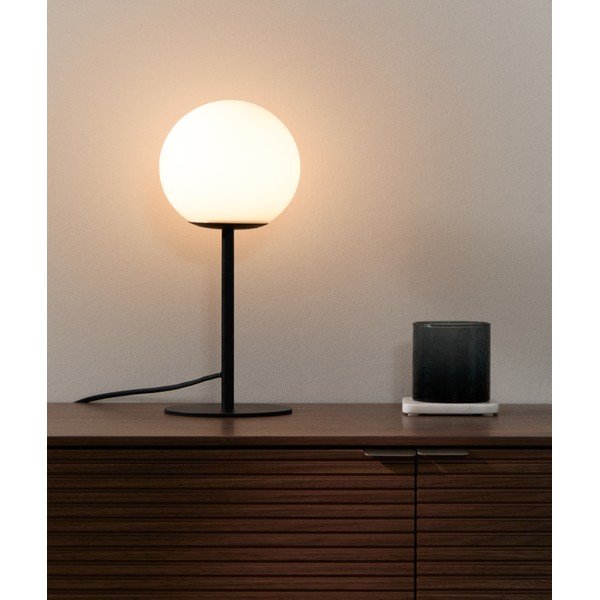 Bela/črna namizna svetilka s steklenim senčilom (višina 35 cm) Brisia – Kave Home-image-1
