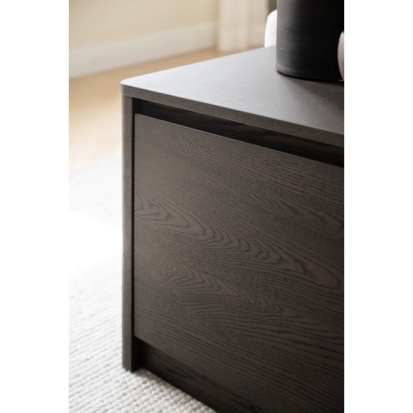 Komoda v hrastovem dekorju v temni naravni barvi 180x50x40 cm Melstone – Rowico-image-4