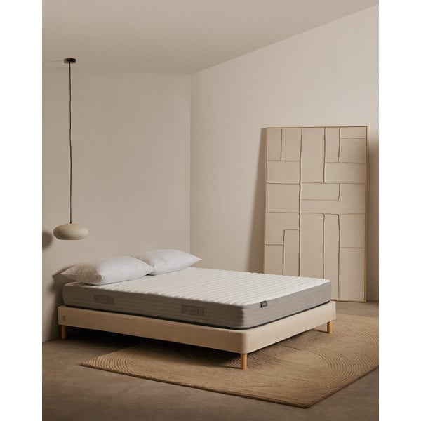 Srednje trda antialergijska/termoregulacijska vzmetnica iz pene 150x200 cm Yoko – Kave Home-image-1