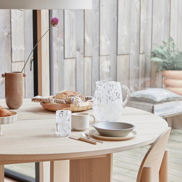 Jedilni stol iz masivnega jesena v svetli naravni barvi Oy – OYOY Living Design-image-3