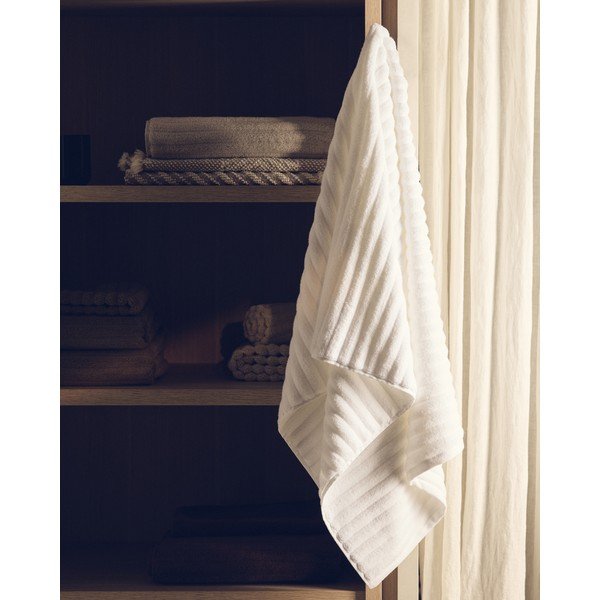 Bela frotirna bombažna brisača 50x90 cm Navira – Kave Home-image-3