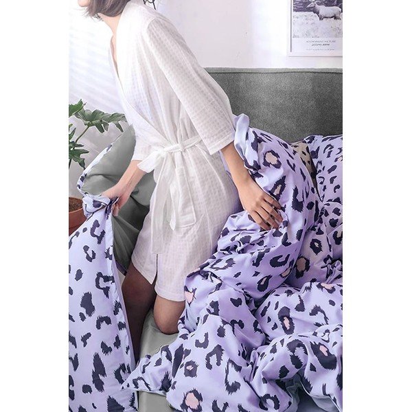 Vijolična podaljšana bombažna posteljnina za zakonsko posteljo z rjuho 200x220 cm Leopard – Mila Home-image-1
