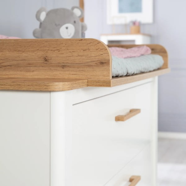 Bela nizka otroška komoda v hrastovem dekorju s previjalnim pultom 119x100 cm Ava – Roba-image-3