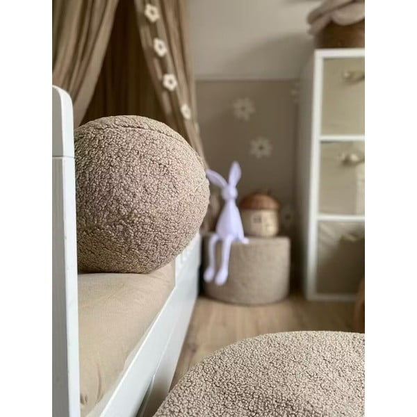 Svetlo rjava otroška blazina bouclé Ball – Wigiwama-image-4