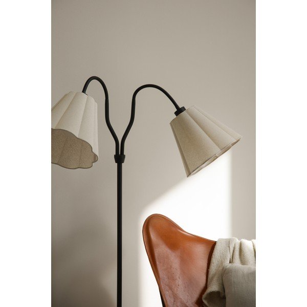 Črna/bež lanena stoječa svetilka z upogljivo konstrukcijo (višina 149 cm) Veya – Markslöjd-image-1