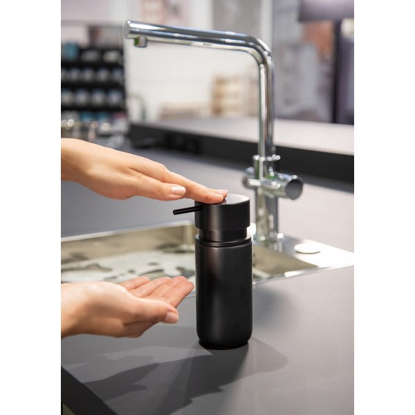 Črn keramični dozirnik za milo Wenko Black Outdoor Kitchen Silo-image-2