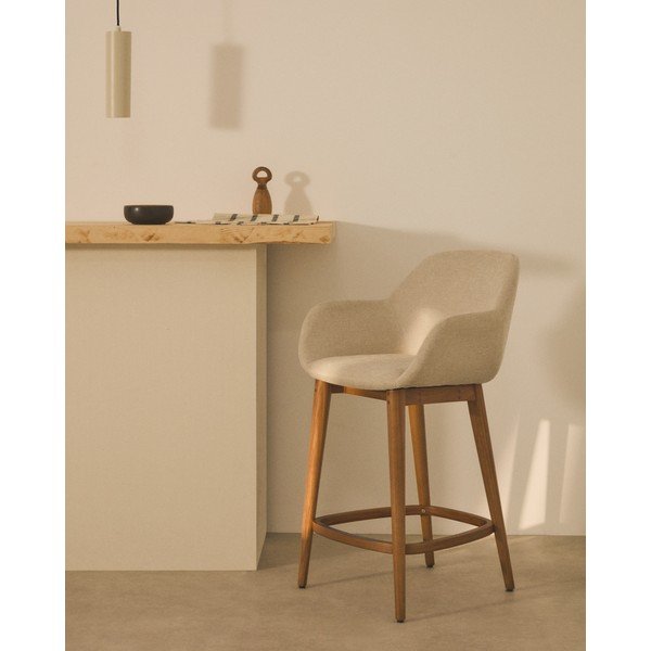 Bež oblazinjen barski stol z nasloni za roke (višina sedeža 66 cm) Konna – Kave Home-image-1