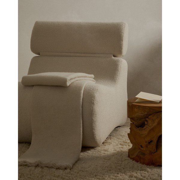 Slonokoščen fotelj iz tkanine bouclé Club – Kave Home-image-1