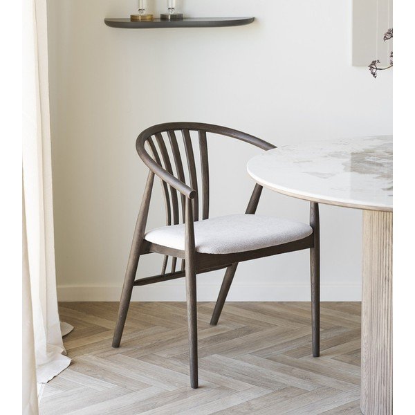 Temno rjav jedilni stol z nasloni za roke iz masivnega hrasta Agustin – House Nordic-image-2